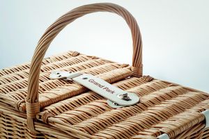 MIMBRE PLUS Deluxe 4-Person Wicker Picnic Basket Set with Utensils